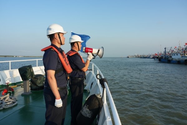兴盛网 百船齐发东海开渔，崇明海事护航丰收季