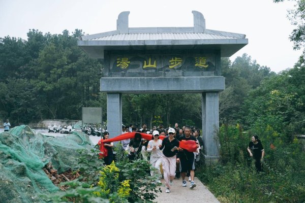 盛鹏智投 安巢经开区总工会：登高贺华诞 聚力谱新篇